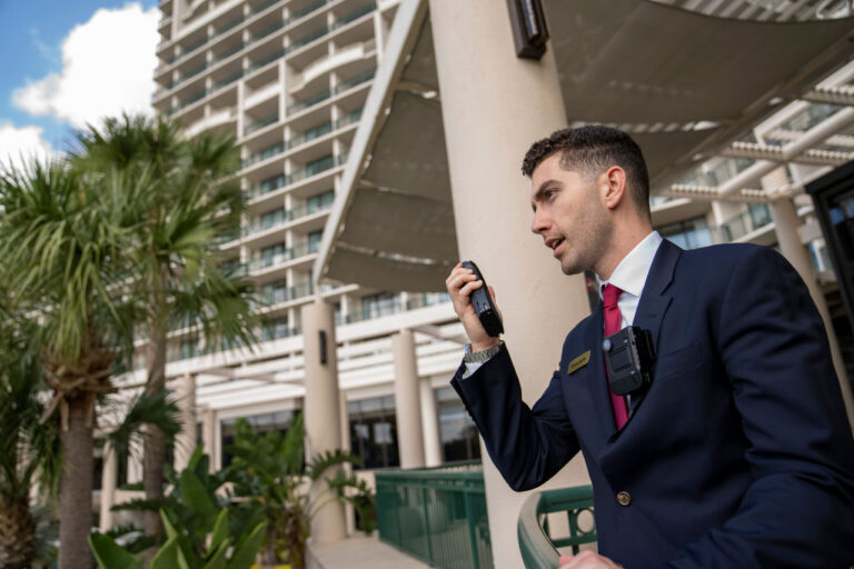 ¿Su hotel pierde huéspedes porque su personal no se comunica en 30 segundos?